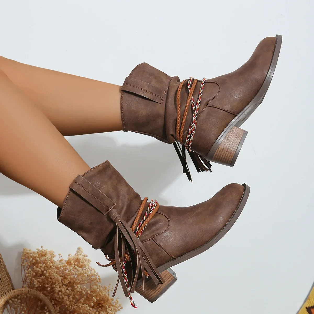 Женские сапоги до середины икры с острым носком на массивном каблуке