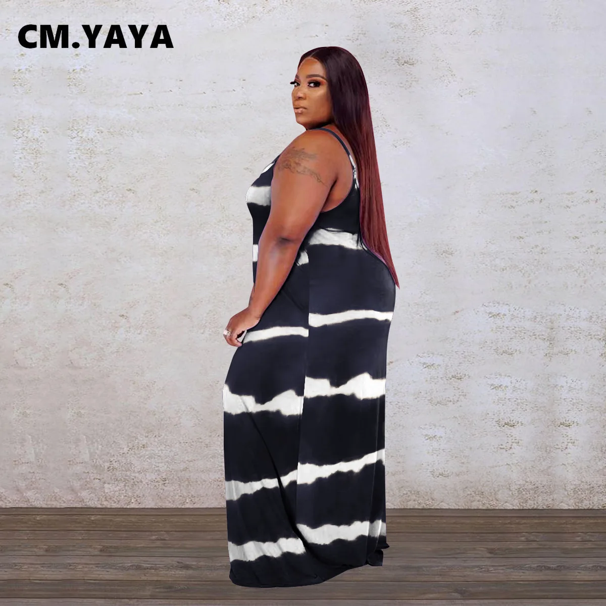 Женское длинное платье на бретелях-спагетти с карманами |