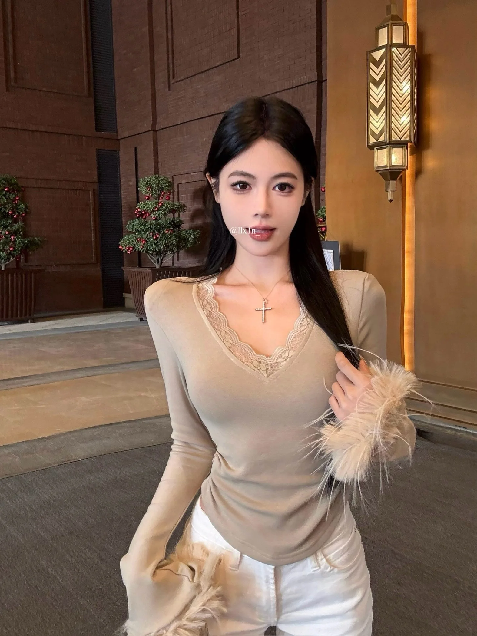 KUSAHIKI меховая лоскутная футболка с v-образным вырезом и длинными рукавами для