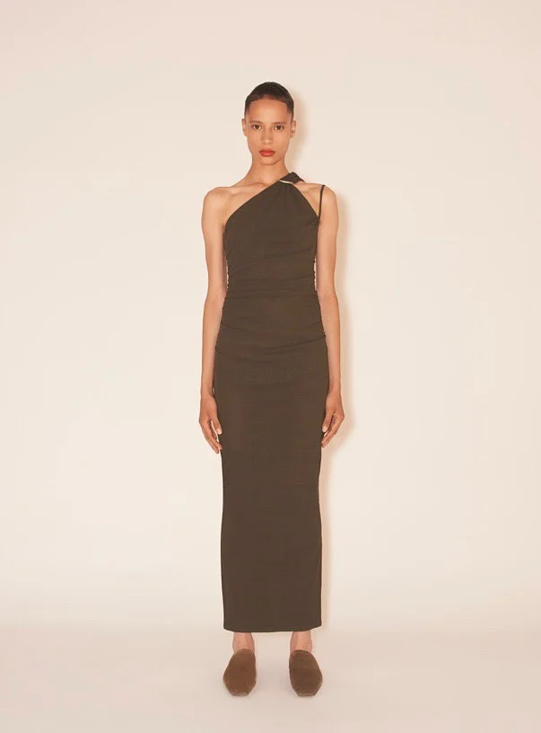 

Женское платье-миди без рукавов с диагональным воротником