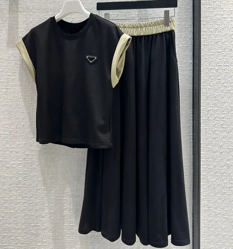 

Женская футболка с коротким рукавом и длинная юбка с разрезом