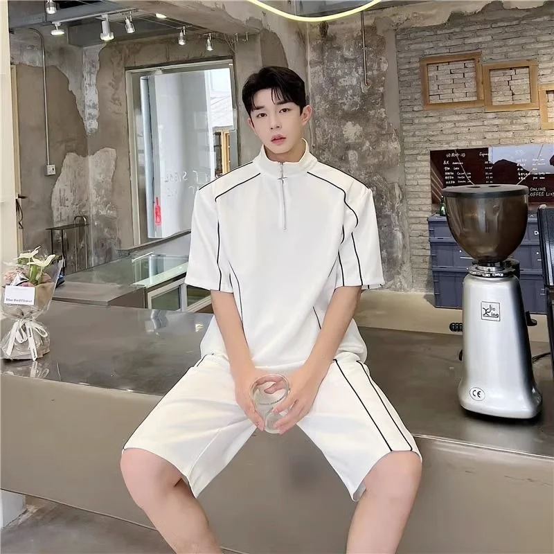 Рисунок 6 - Костюм спортивный мужской полосатый