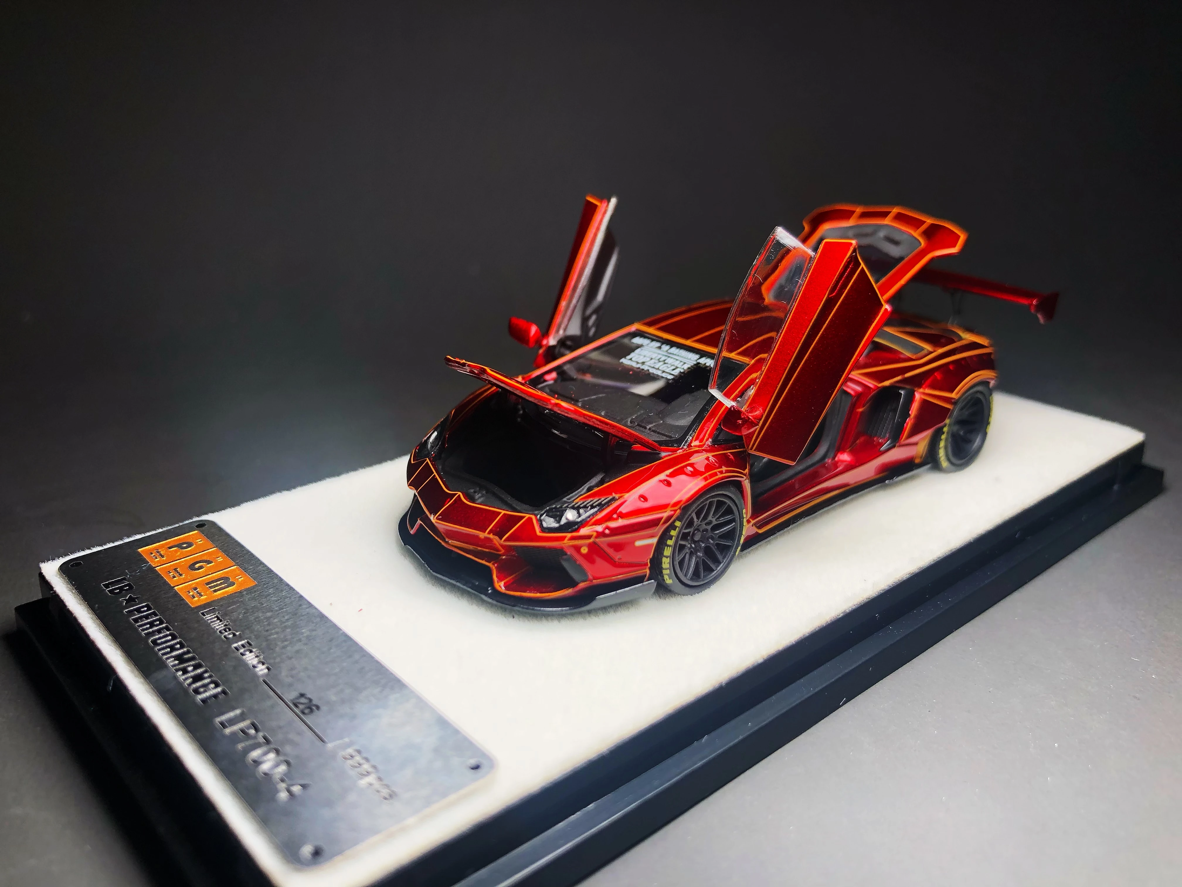 

Лимитированная модель автомобиля PGM 1/64 LB