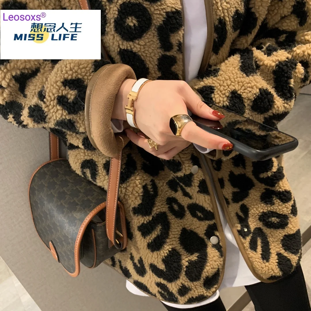 Рисунок 4 - Женская короткая куртка с мехом и леопардовым принтом