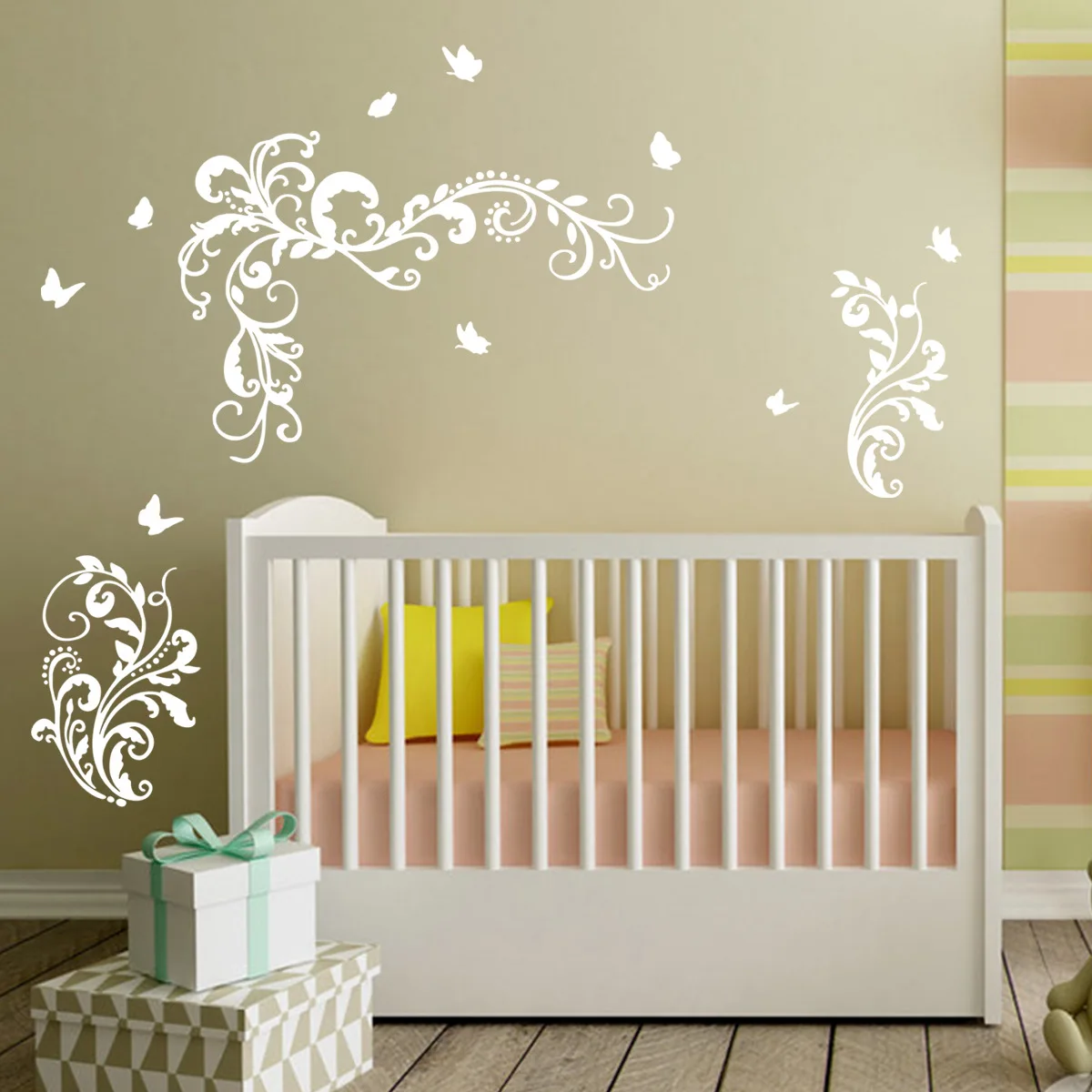 Самоклеящиеся обои с рисунком в виде белых цветов