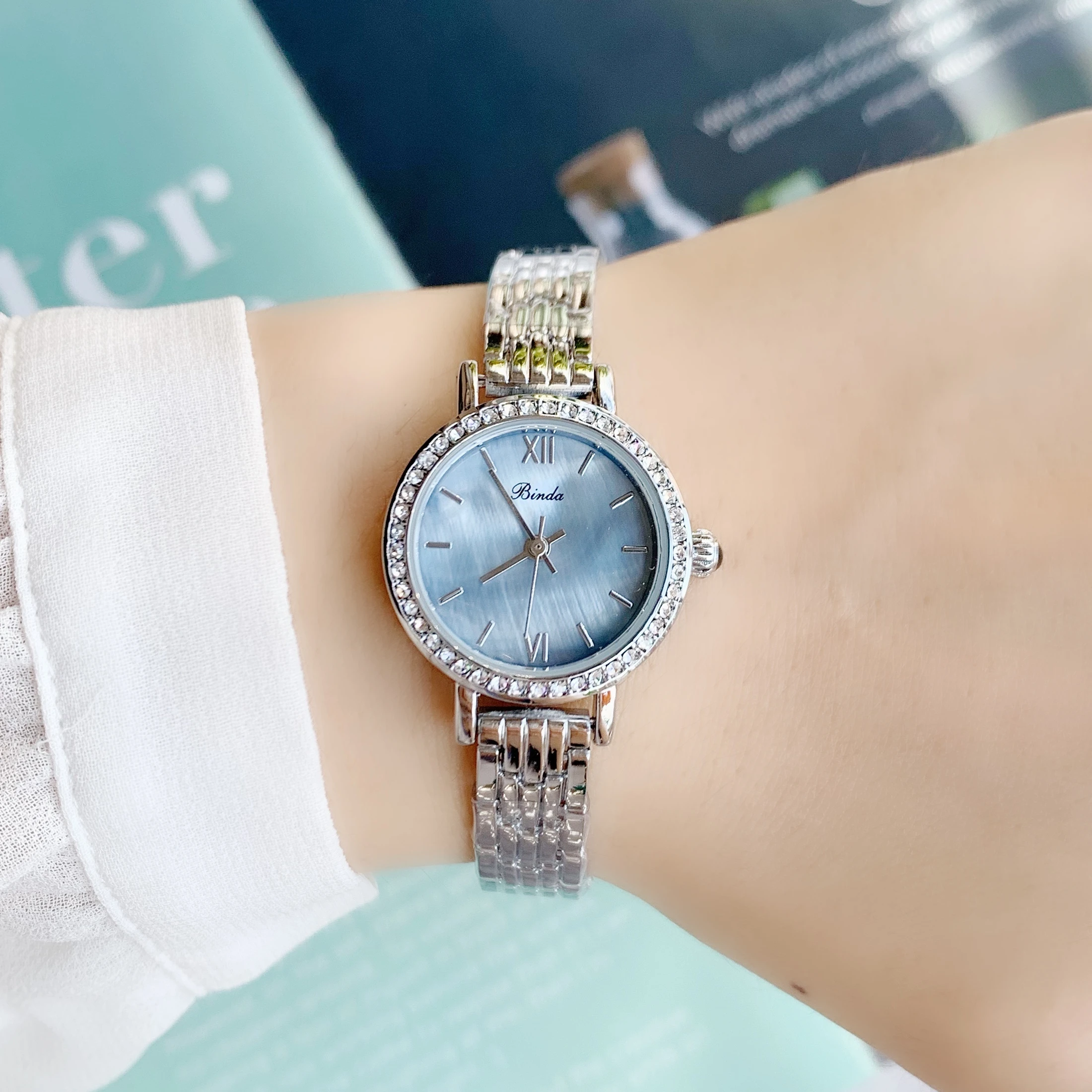 

Женские кварцевые часы с волнистой текстурой, с циферблатом 24 мм