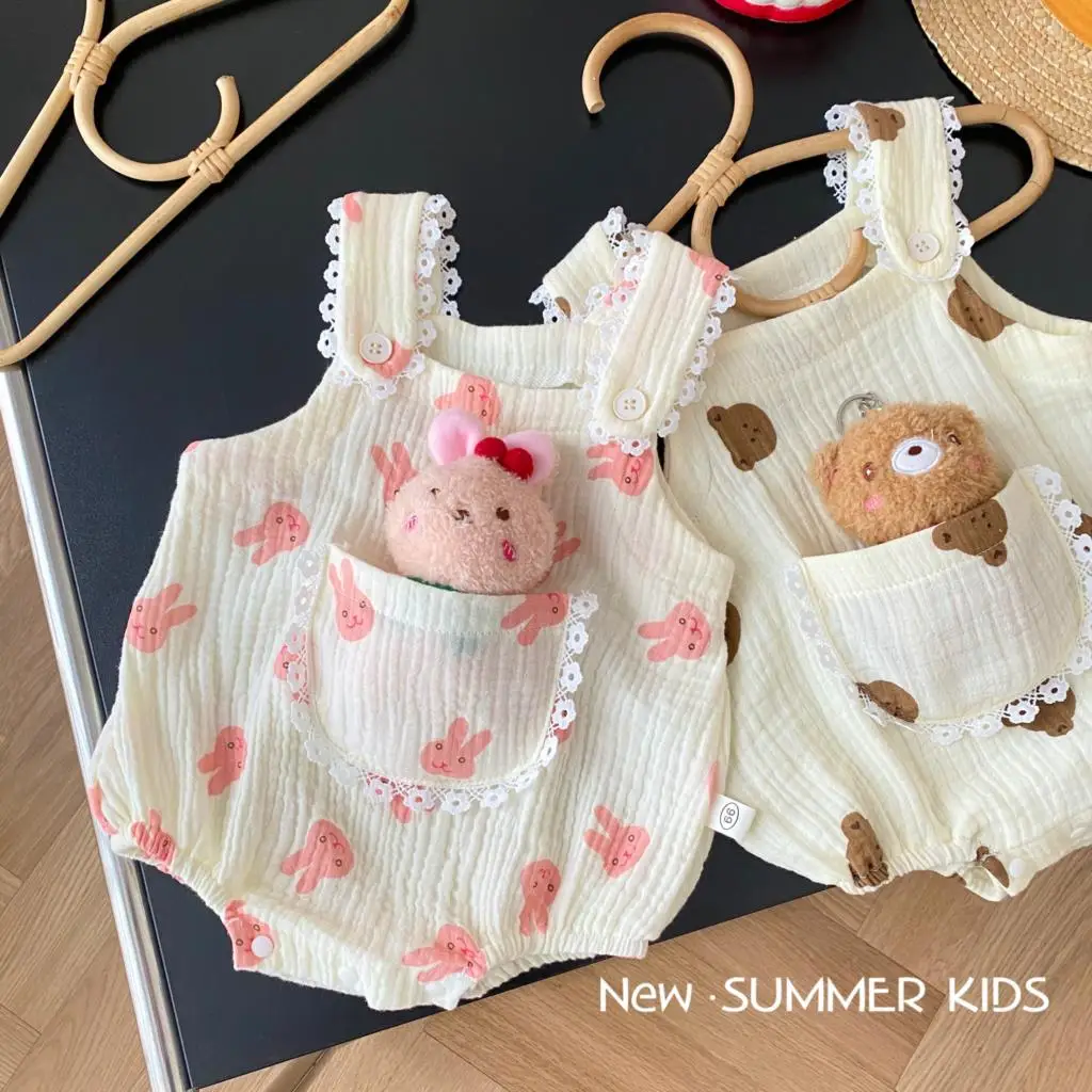 

2023 Summer Infant Girls Romper Cotton Printed Cartoon Rabbit Bear Lace Border Bodysuit Patched Pocket Baby Girls Jumpsuit