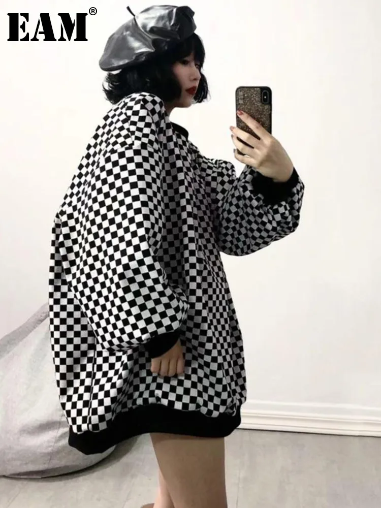 

[EAM] Loose Fit Black Plaid Big Size Sweatshirt New Round Neck Long Sleeve Women Big Size Fashion Spring Autumn 2022 1DE3672
