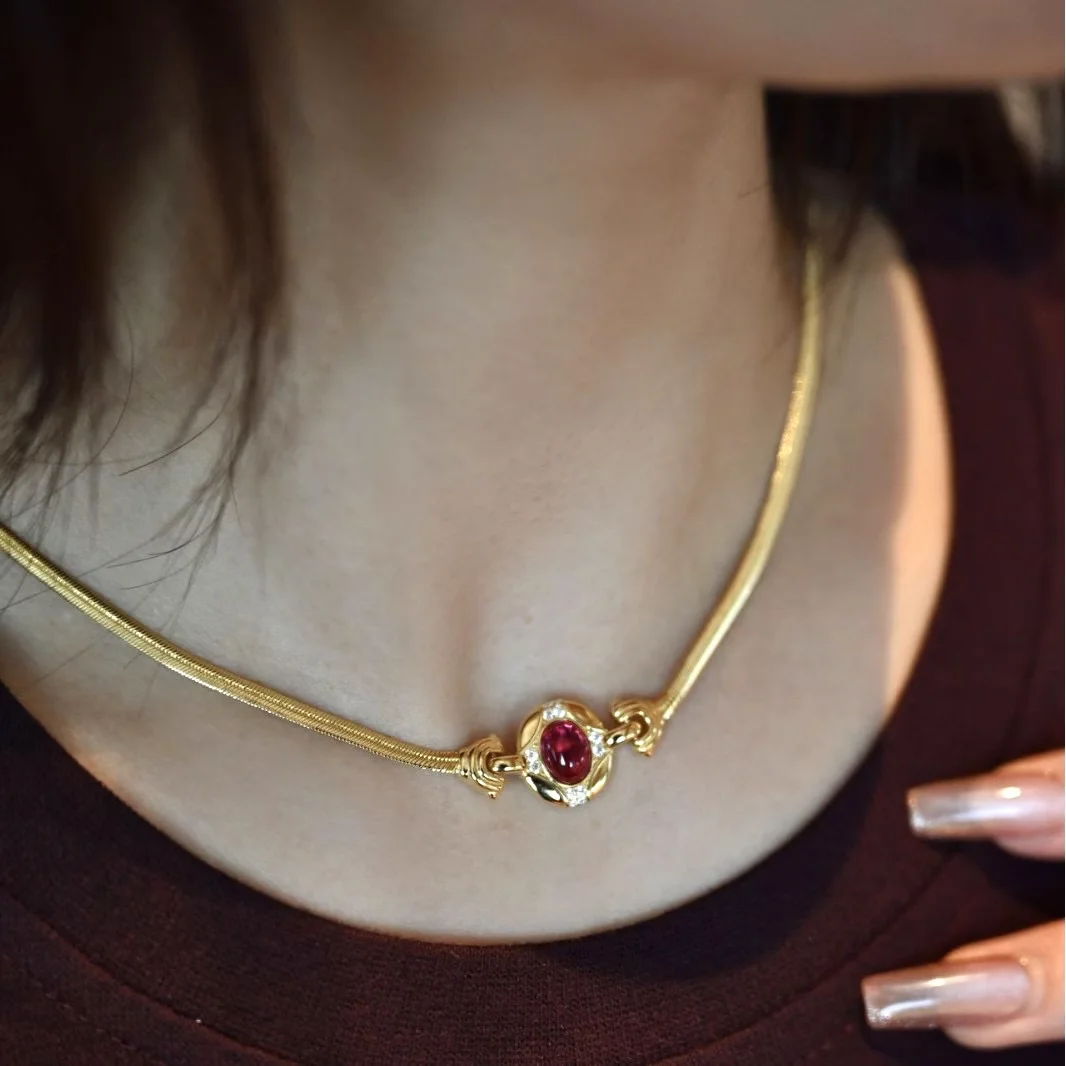 قلادة BELLUX من الفضة عيار 925 مطلية بالذهب على طراز القصر العتيق روبي الأحمر على شكل عظمة الثعبان قلادة مجوهرات راقية