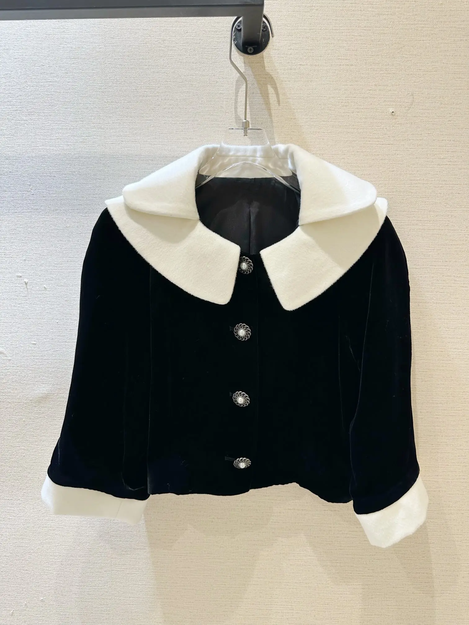 

Новое пальто с подкладкой из натурального бархата и шелковой подкладкой