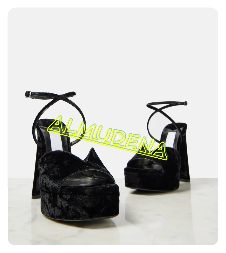 Черные замшевые сандалии на платформе с круглым открытым носком высоком каблуке