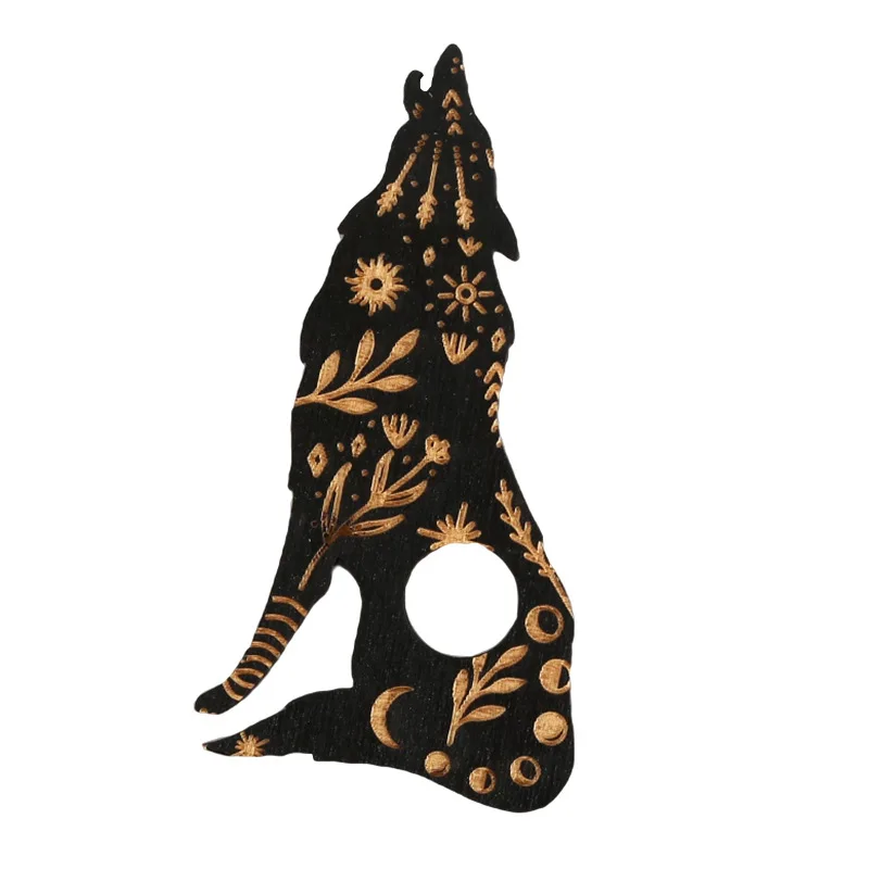 Декоративный деревянный подсвечник с резьбой