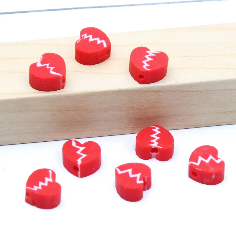 Красные плоские бусины из полимерной глины с рисунком разбитого сердца