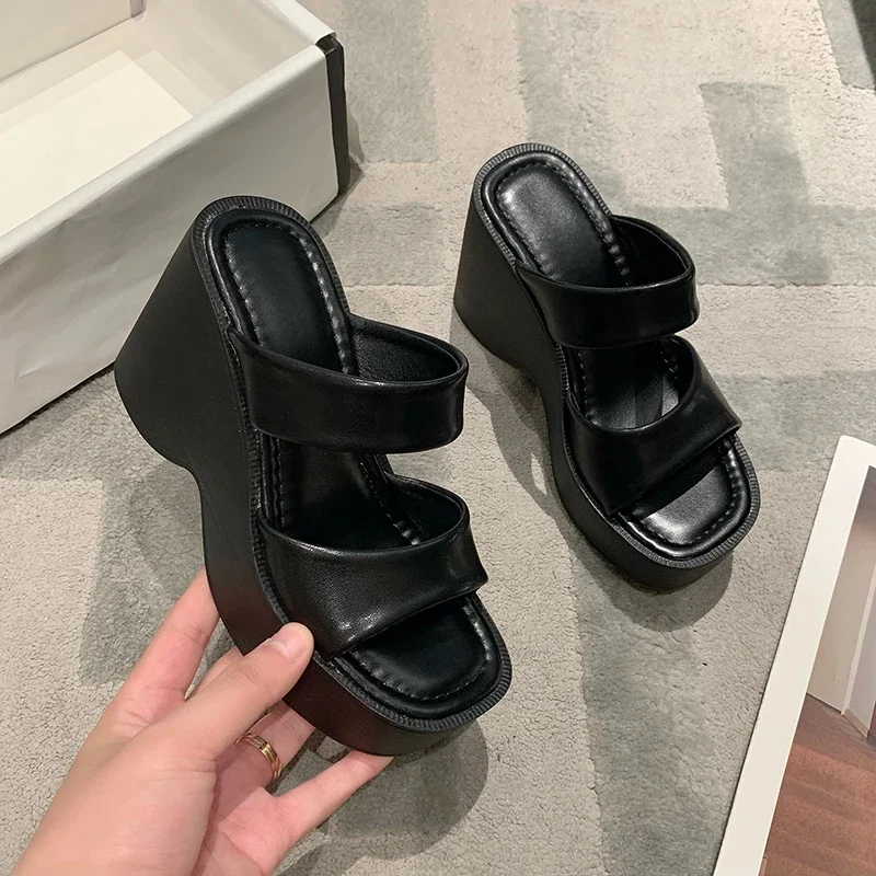 Женские сандалии на танкетке