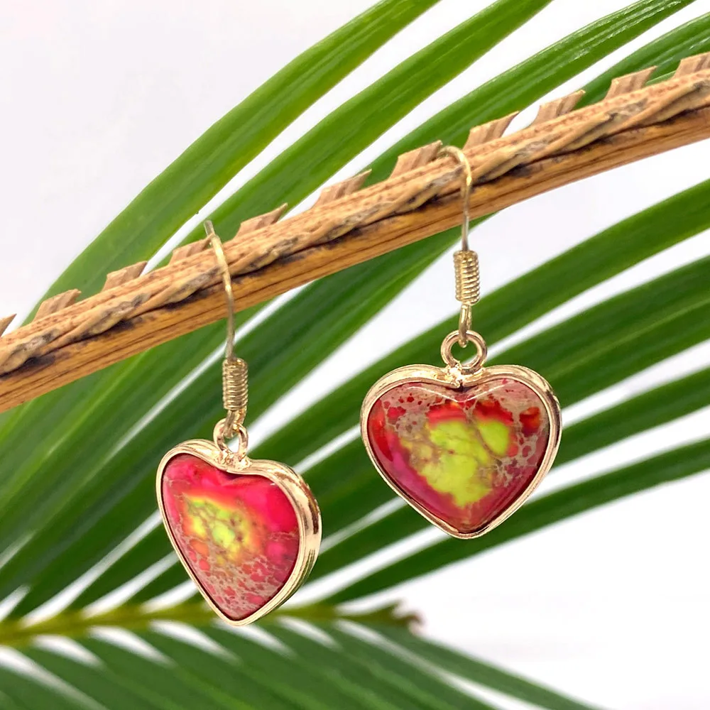 Серьги-гвоздики из натурального персикового камня в форме сердца 16 х16 мм |