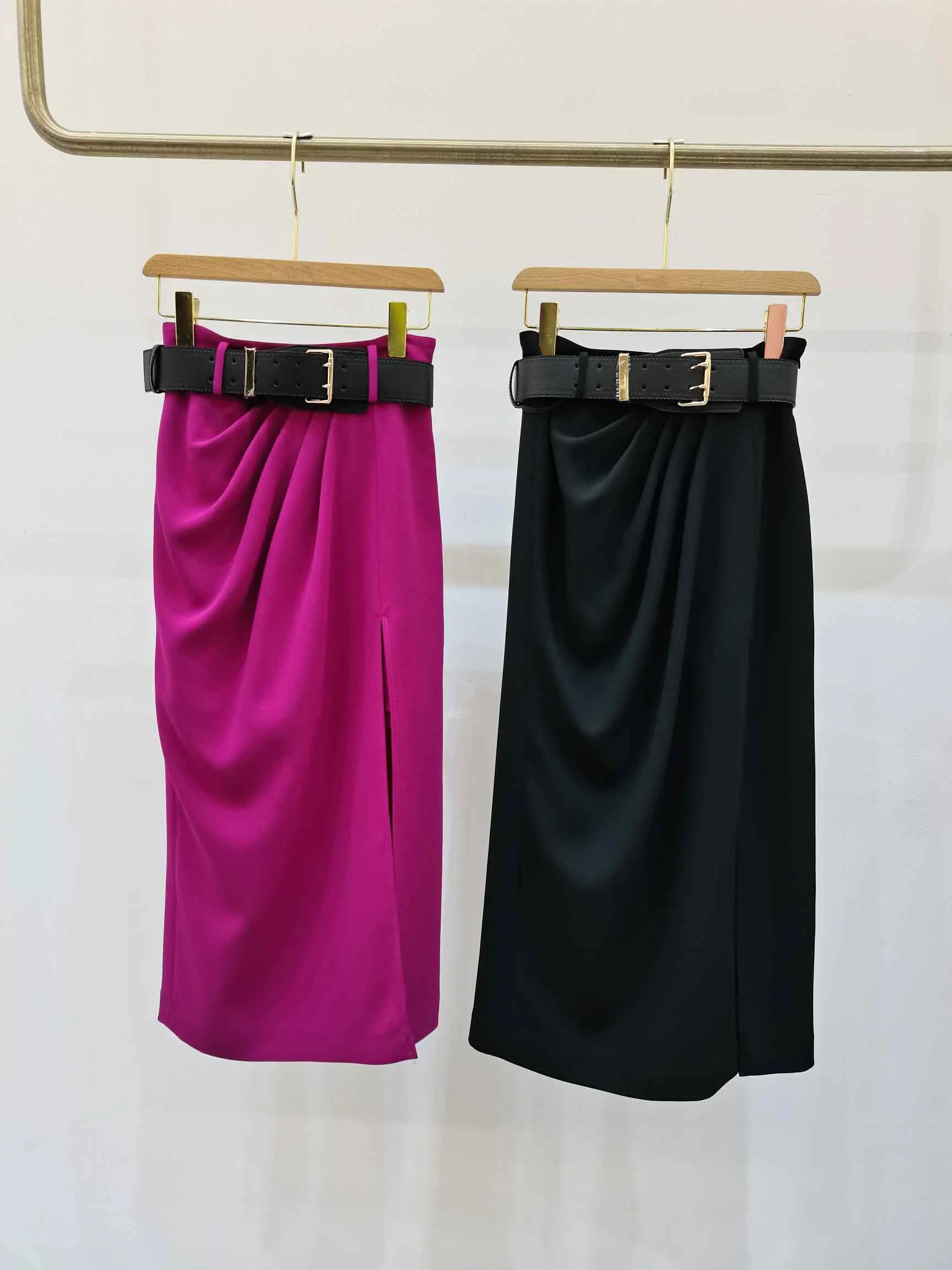 

The new pleated half skirt is slim and advanced