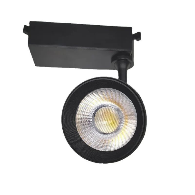 Четырехходовая проводящая лампа DALI с затемнением и цветовой температурой.