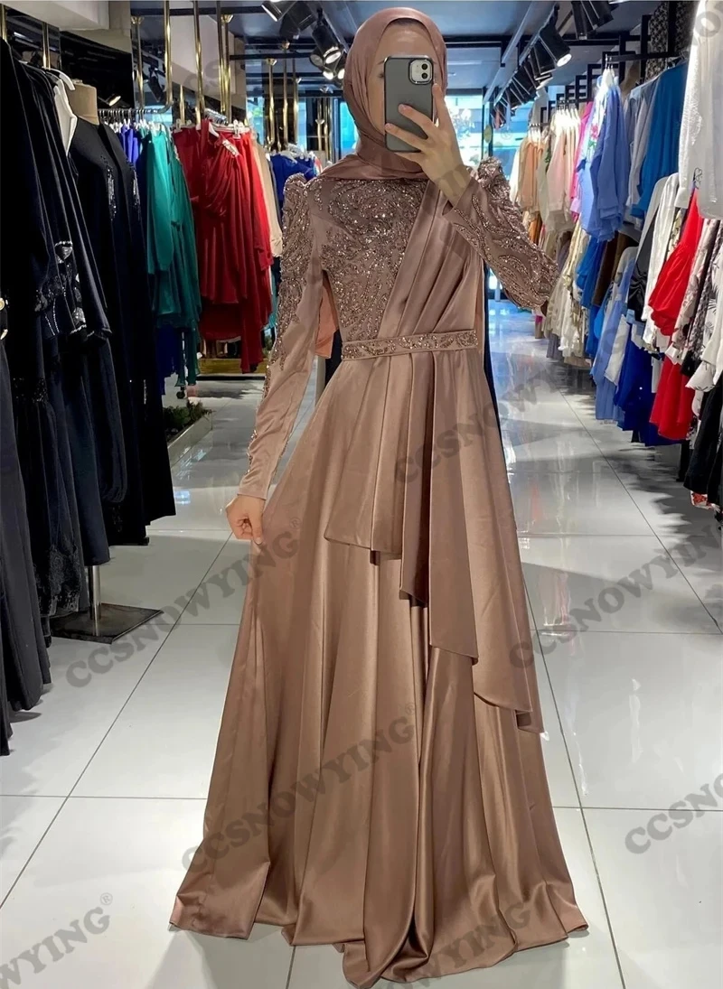 Платье женское вечернее атласное с длинным рукавом и высоким воротником