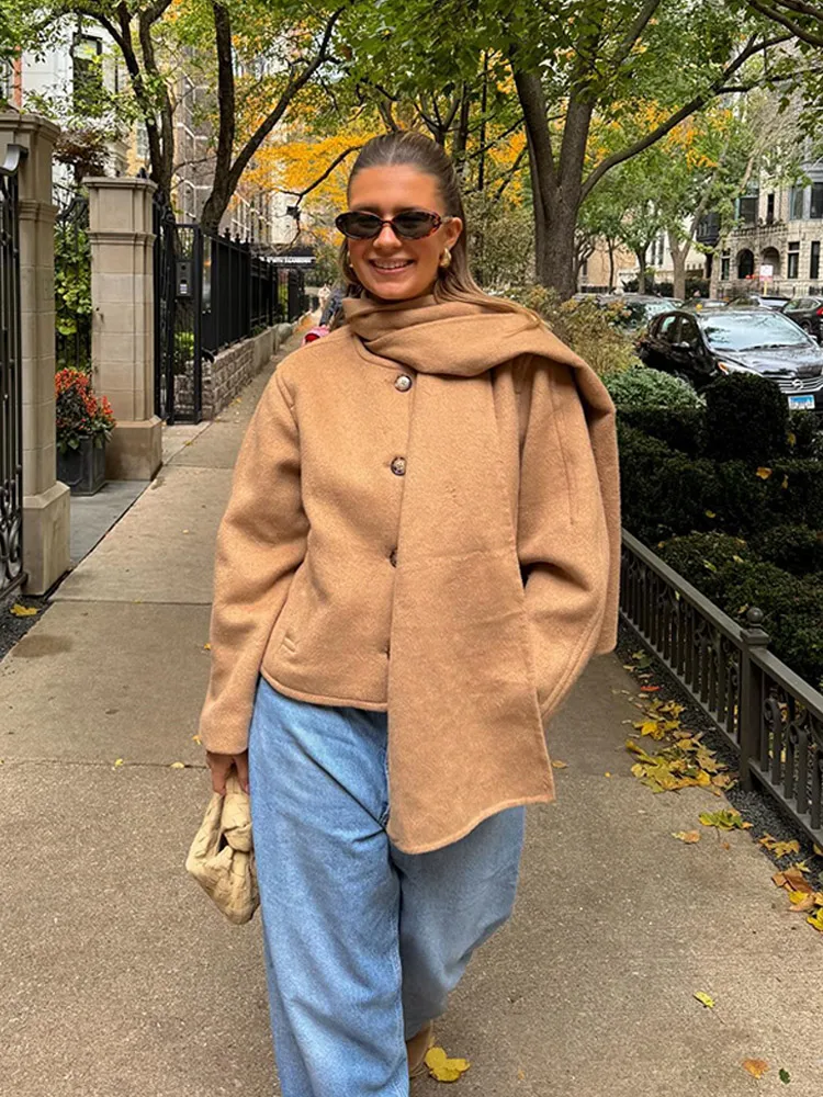 Шикарная женская короткая шерстяная куртка цвета хаки с шарфом и воротником