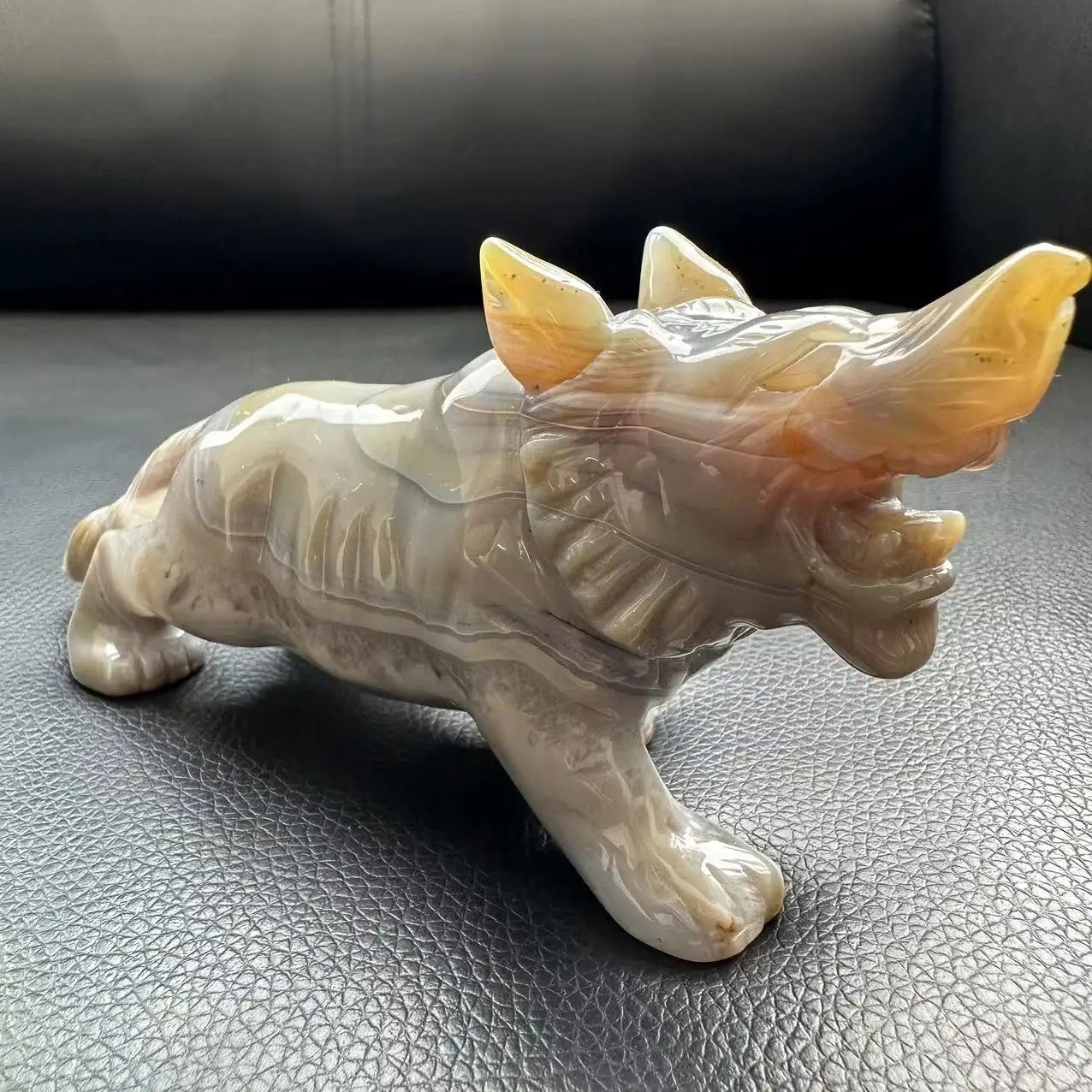 

Natural Agate Wolf Carving, Toy Wolf gifts made of stone， Ore Original Stone Healing Energy Gem Home Decoration Crafts