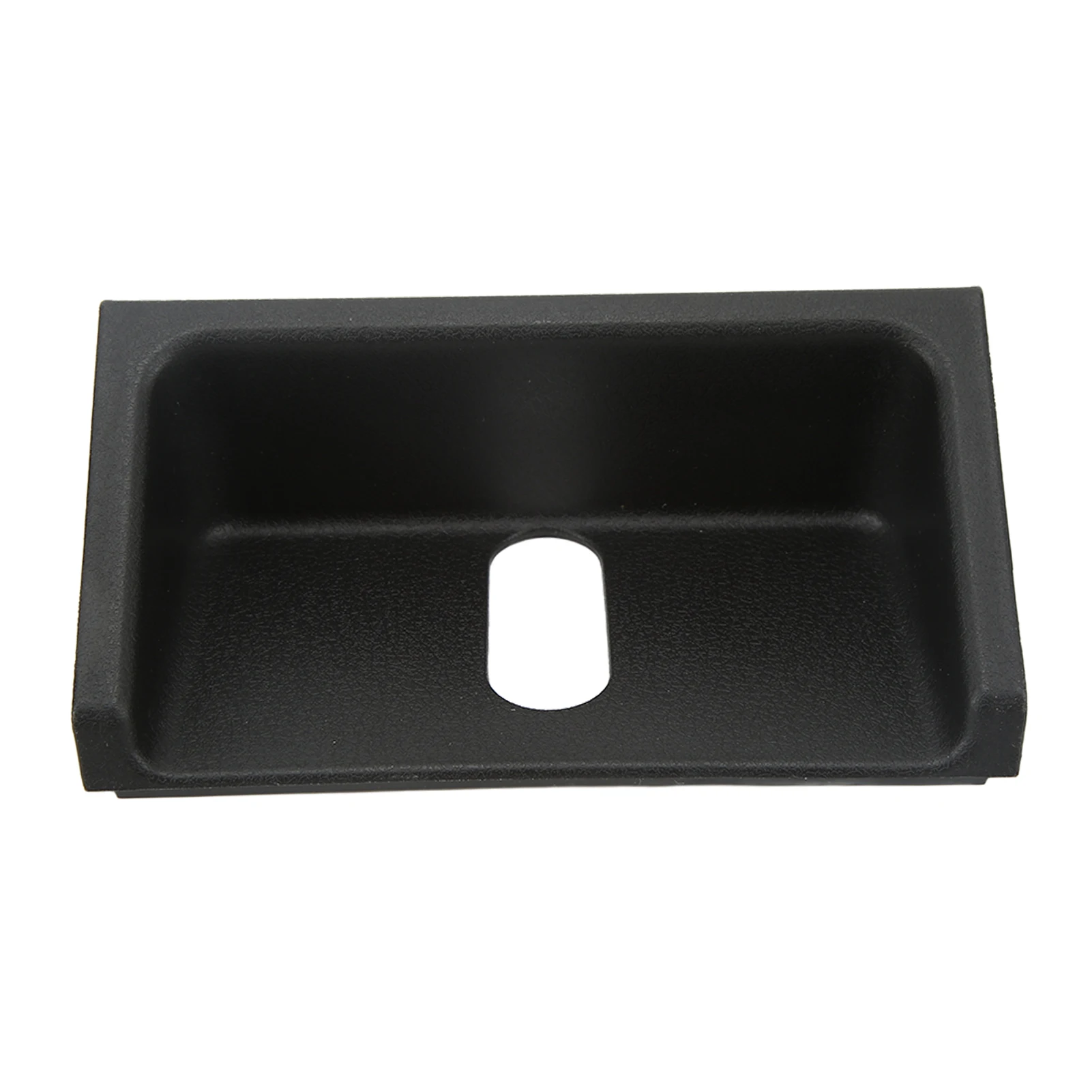 Замена крышки защелки багажника из серого пластика на Suzuki Vitara 2015 ‑ ВКЛ.