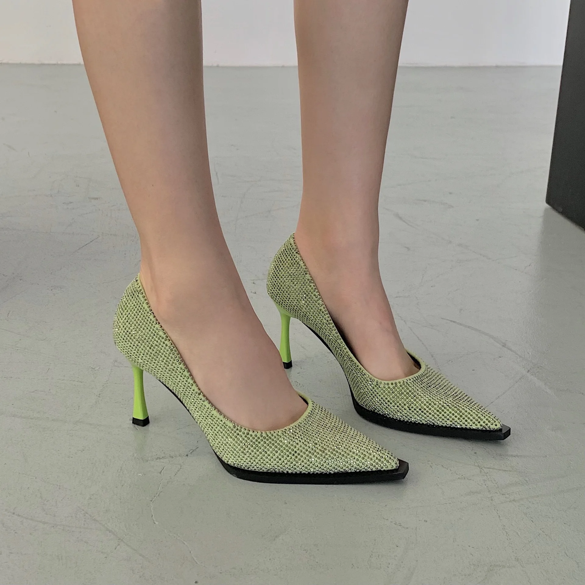 

Туфли женские на тонком каблуке, без застежки, с острым носком, на шнуровке