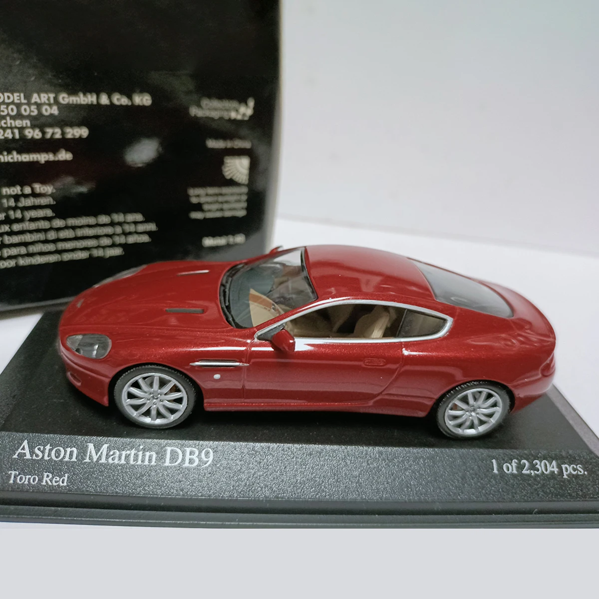 Фото Масштабная модель 1:43 из литого сплава: Aston Martin DB9 2003 года. Коллекционная классическая спортивная машина. Ностальгический сувенир, подарок для взрослых, статическая модель для демонстрации. №2