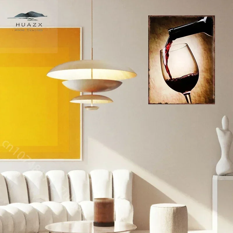 Металлическая вывеска с изображением вина