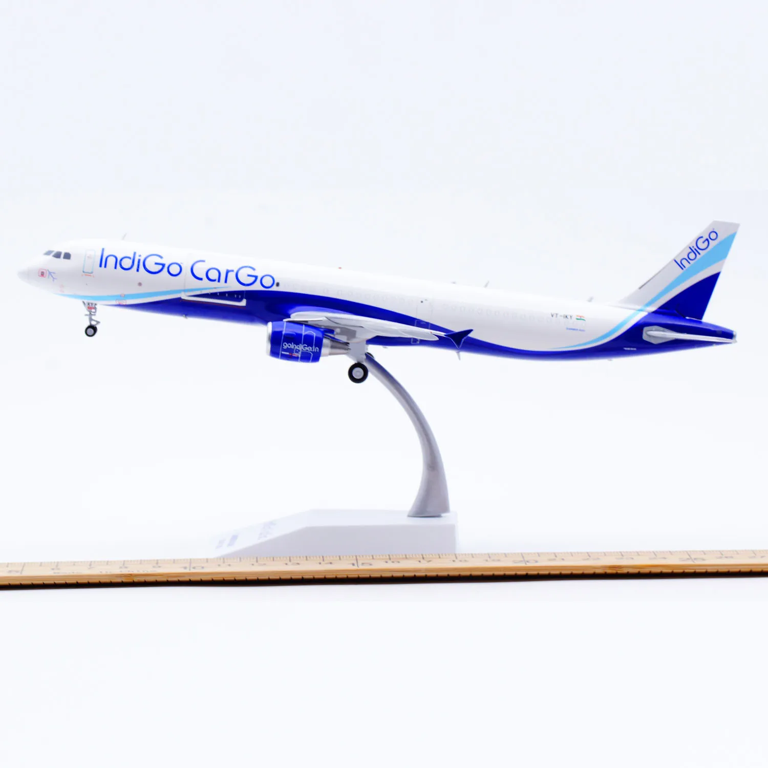 Фото Коллекционная модель самолета из сплава XX20594 JC Wings 1:200 Indigo Cargo Airbus A321(P2F) VT-IKY, литая под давлением, с подставкой №1