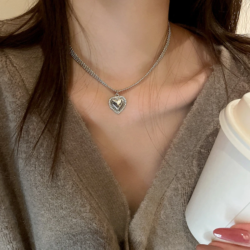 

Classic Multilayer Metal Chain Choker Rhinestone Love Heart Pendant Necklace for Girls Fashion Party Jewelry