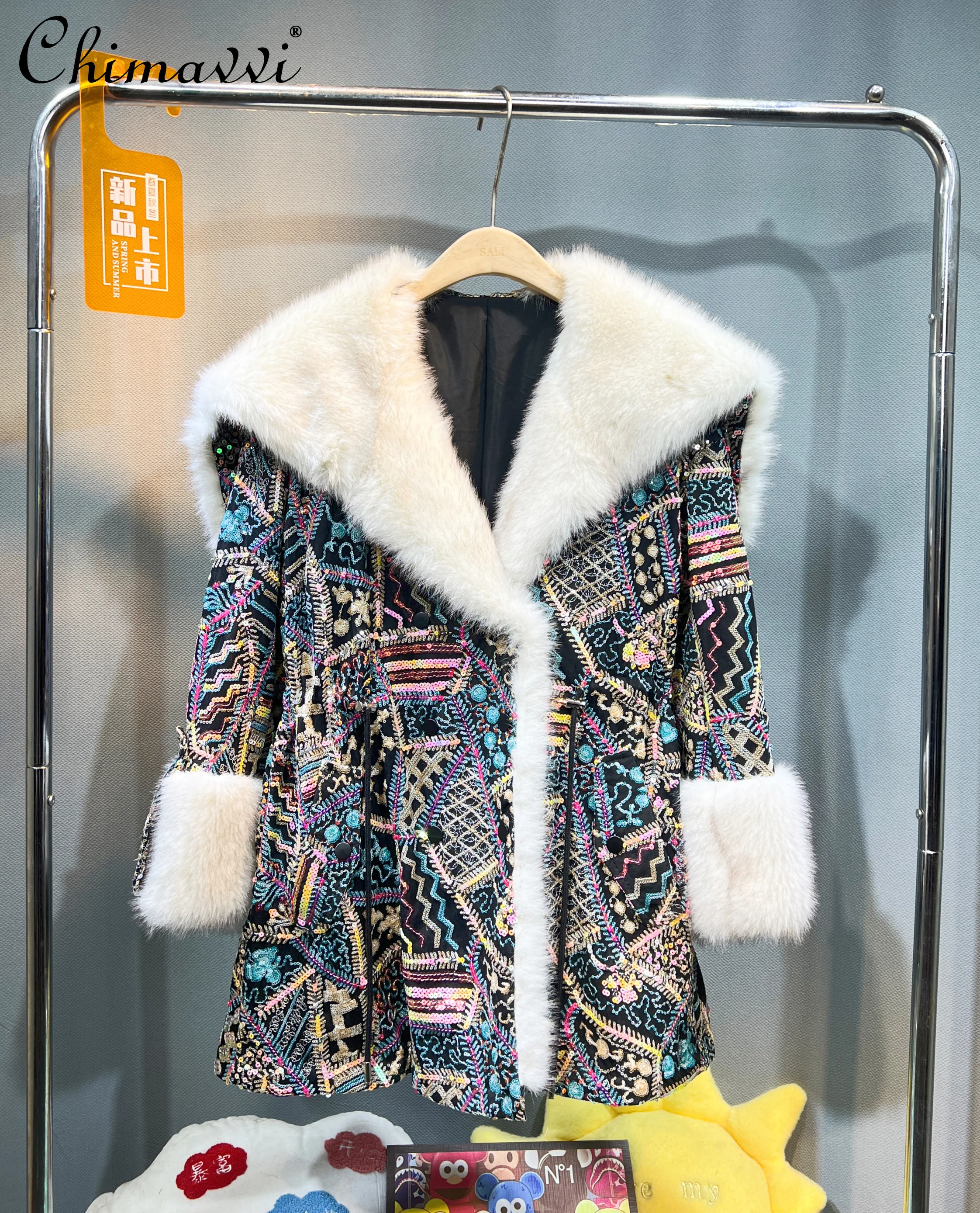 Женское пальто средней длины с большим меховым воротником и тяжелой вышивкой