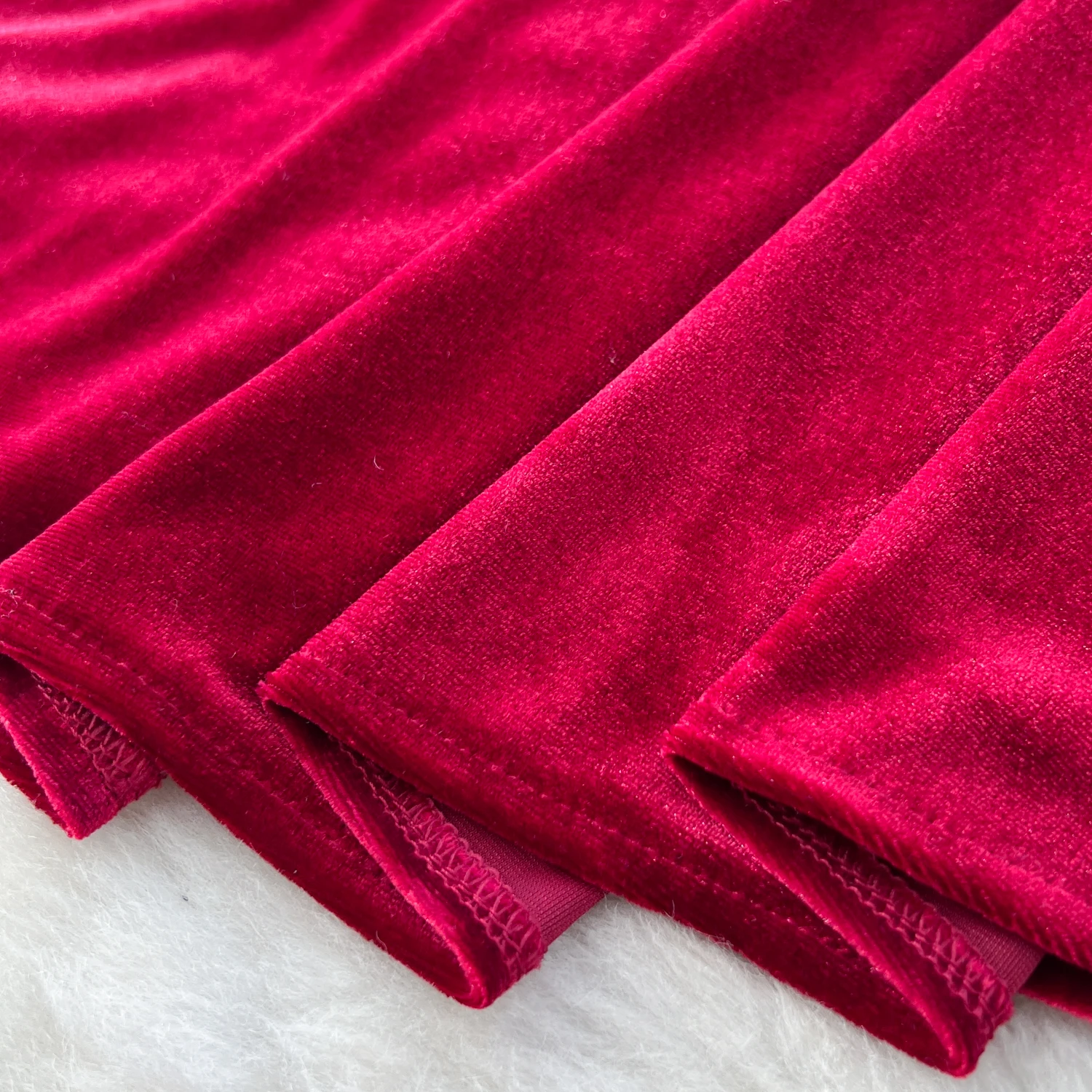 Женское платье без рукавов с лямкой на шее и стразами