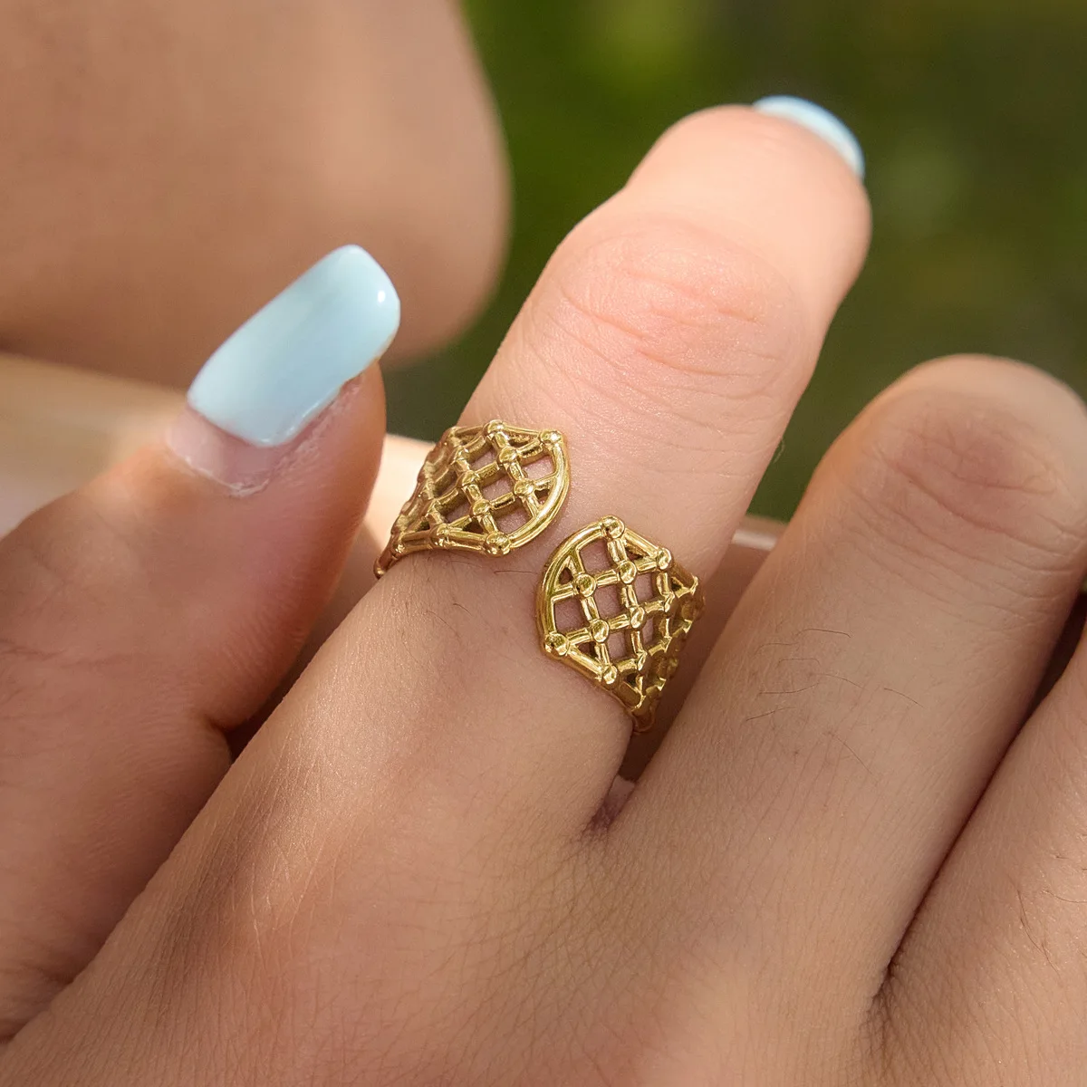 Фото Кольцо-манжета Miia Jewelry из нержавеющей стали с покрытием из 18-каратного золота, широкое, с ажурной сеткой, геометрическим узором и бусинами, для женщин. №2