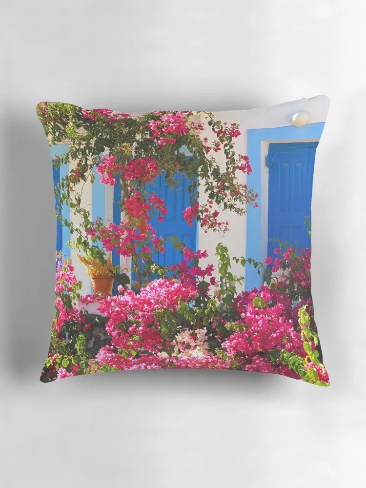 Бугенвиллы и синяя декоративная подушка детская