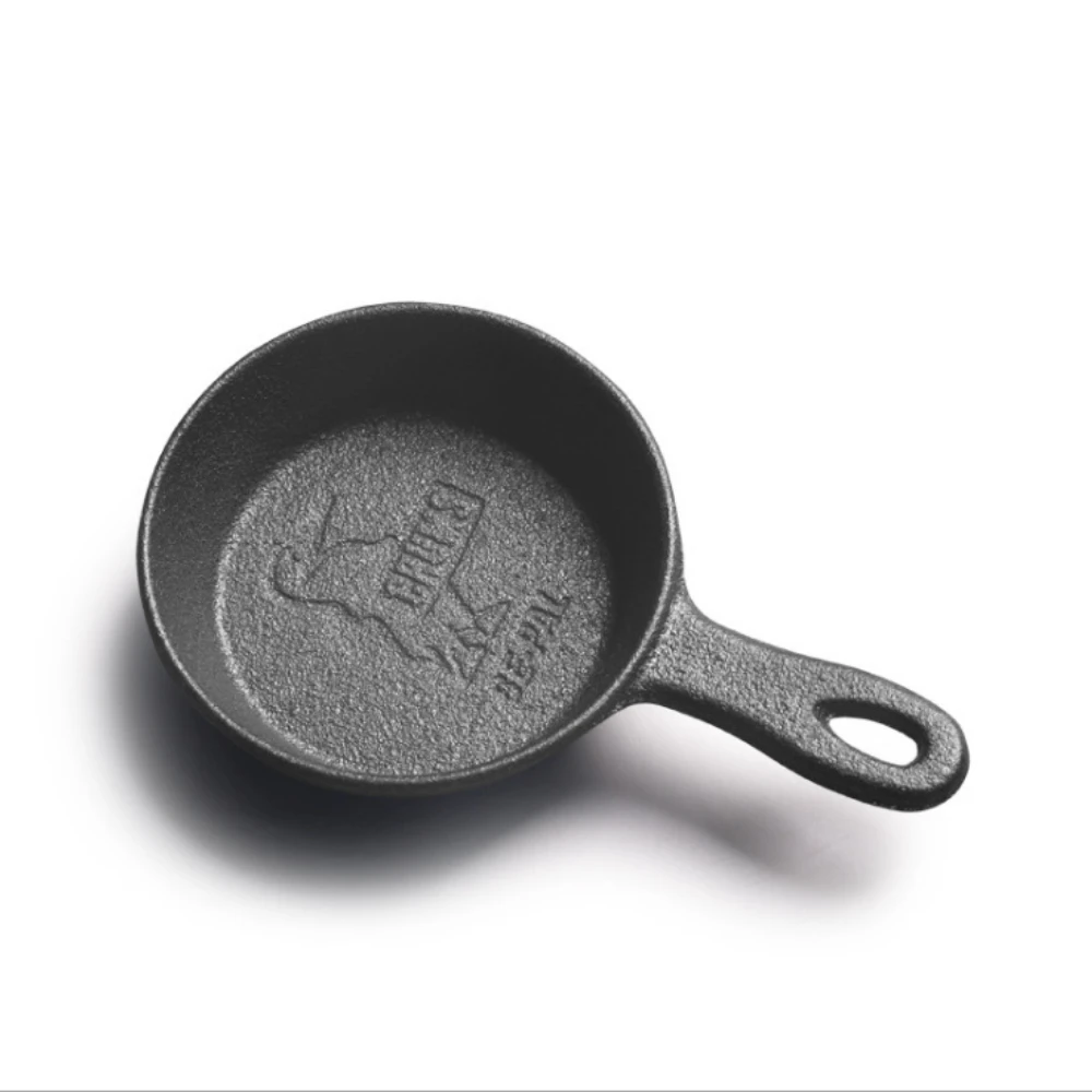 Бытовая кухонная стандартная чугунная сковорода диаметром 8 5 см с антипригарным