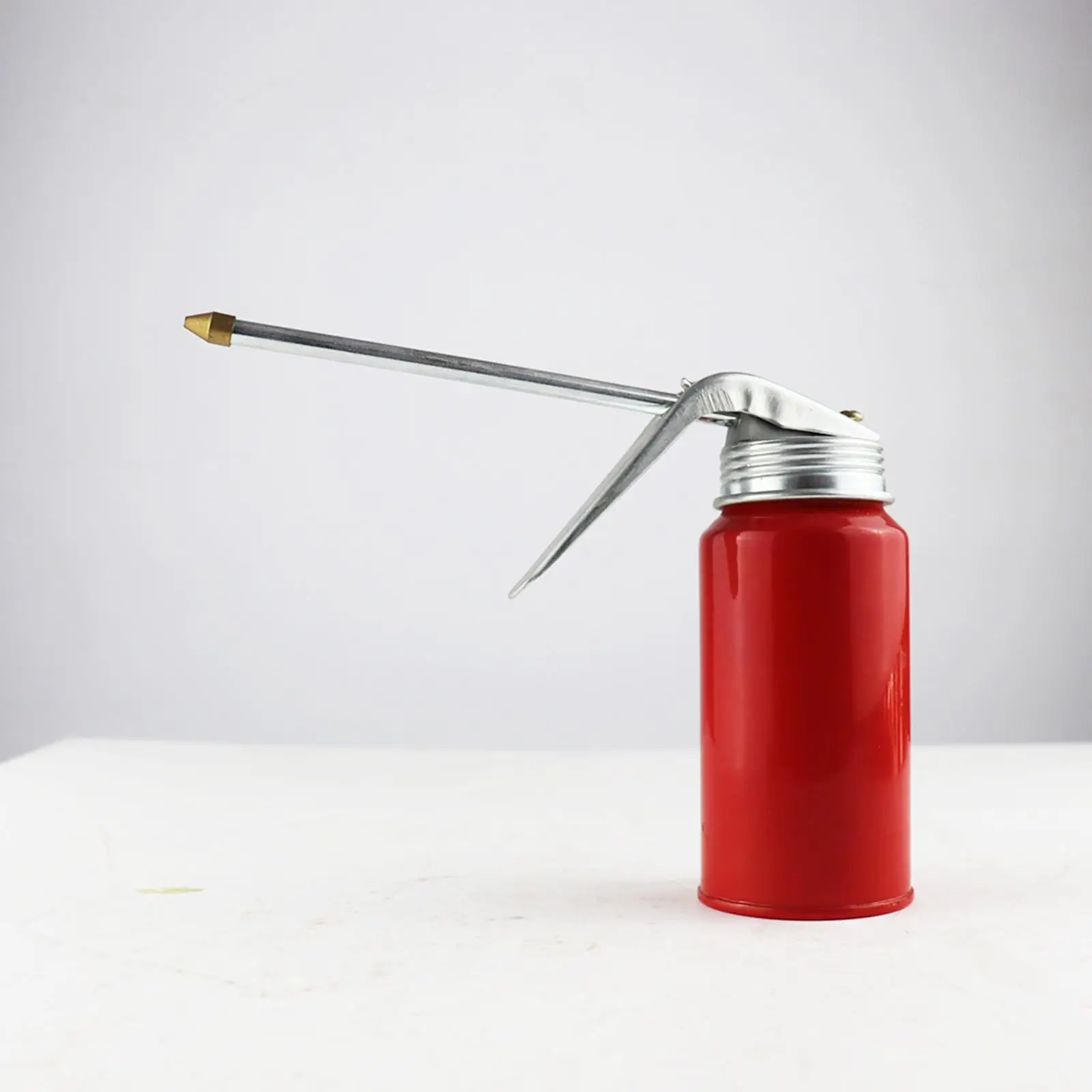 Металлическая смазочная банка с носиком