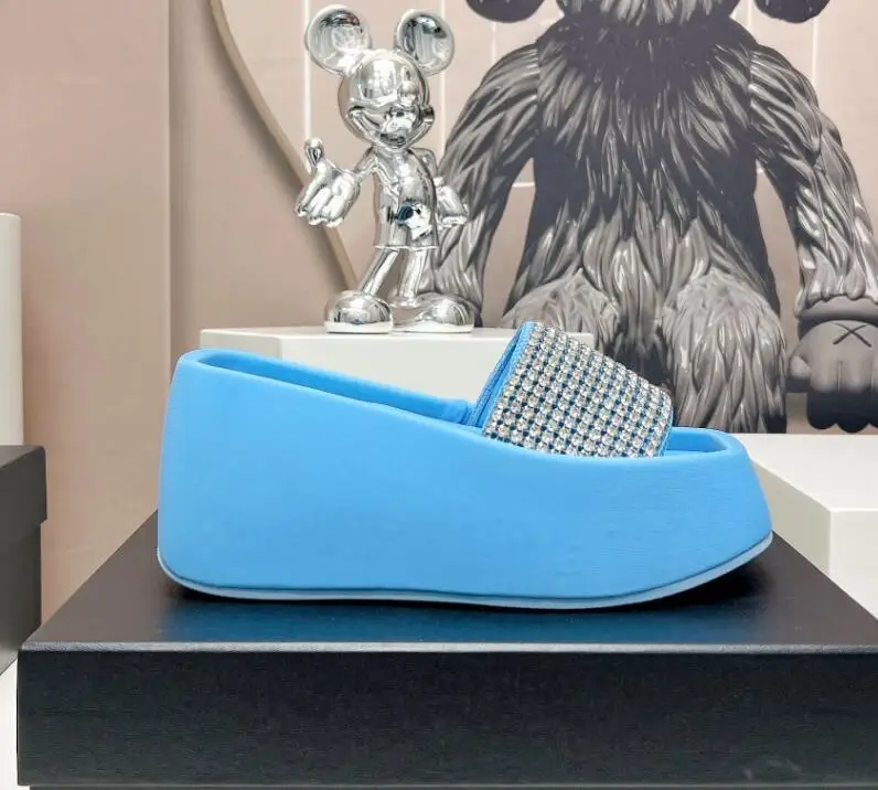 Женские туфли на танкетке розовые высоком каблуке со стразами лето 2023