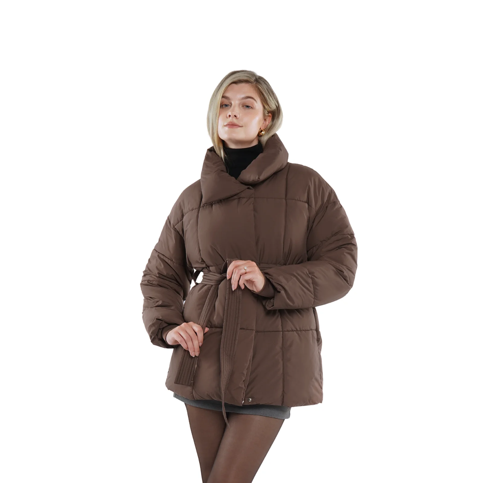 Женская зимняя куртка средней длины с поясом