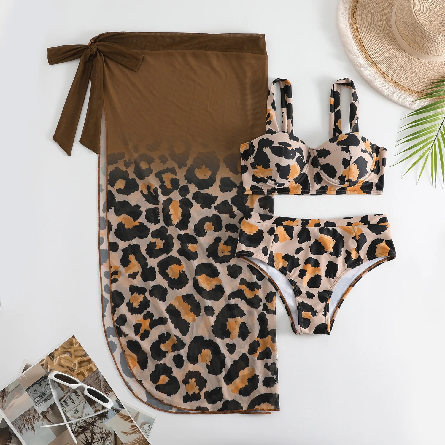 женский купальный костюм с леопардовым