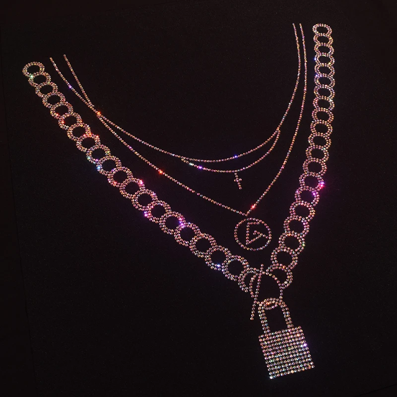 Женская футболка с коротким рукавом и стразами