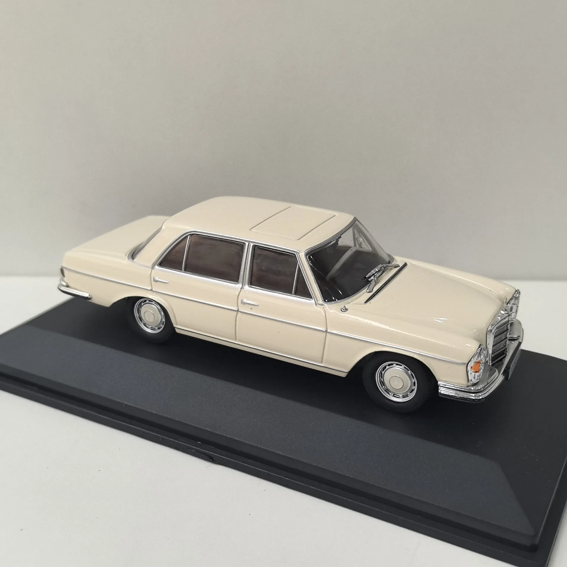 Фото Модель автомобиля IXO 1/43 BENZ 300SEL 6.3 1969 года, 2 шт., литой сплав. №5