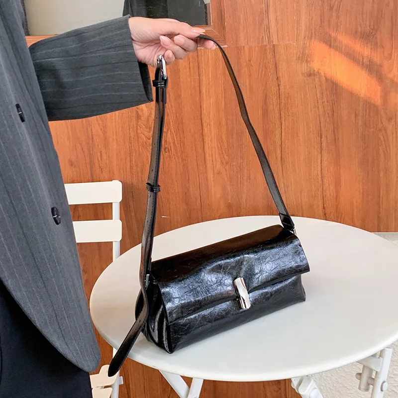 

Женская сумка-мессенджер на одно плечо из натуральной кожи