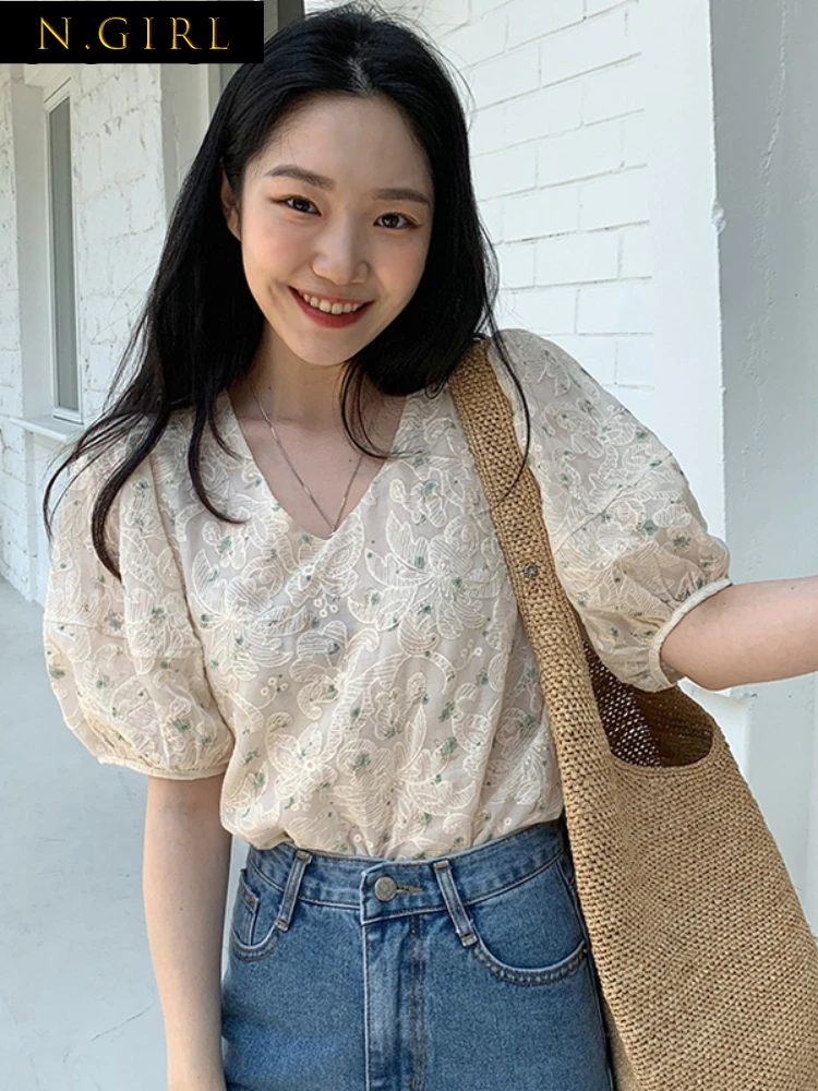 

Gaganight Women V neck Lace Jacquard Floral Top 2022 Korean Chic Summer New French Temperament Loose All match Puff Sleeve Shirt