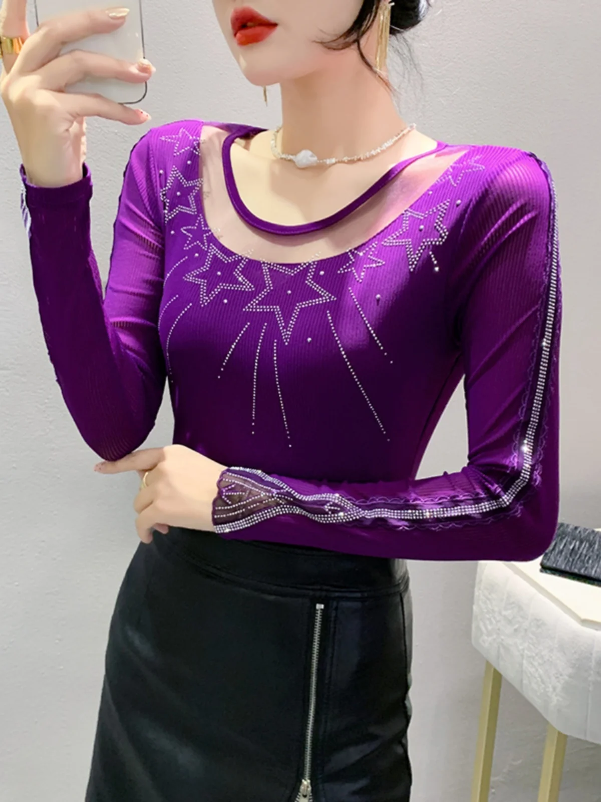 Женская футболка с круглым вырезом черно-фиолетовая тонкая эластичная короткая