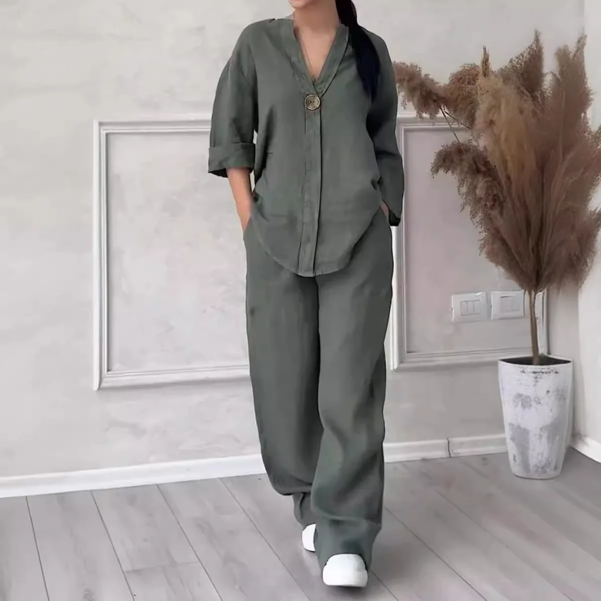 Рубашка из хлопка и льна с V-образным вырезом длинным рукавом