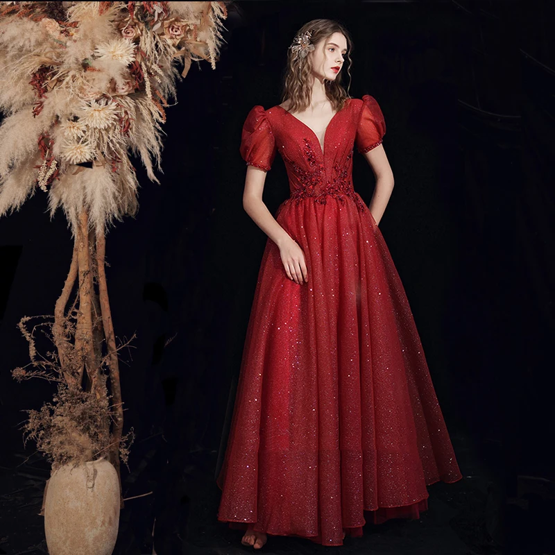 Индивидуальное длинное вечернее платье с v-образным вырезом и короткими рукавами