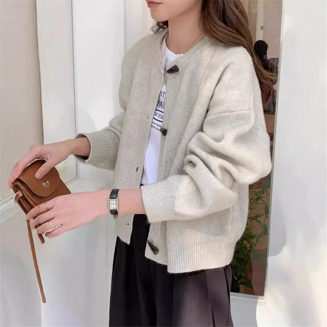 Корейский вязаный кардиган с круглым вырезом и пряжкой женский осенний свитер 2024