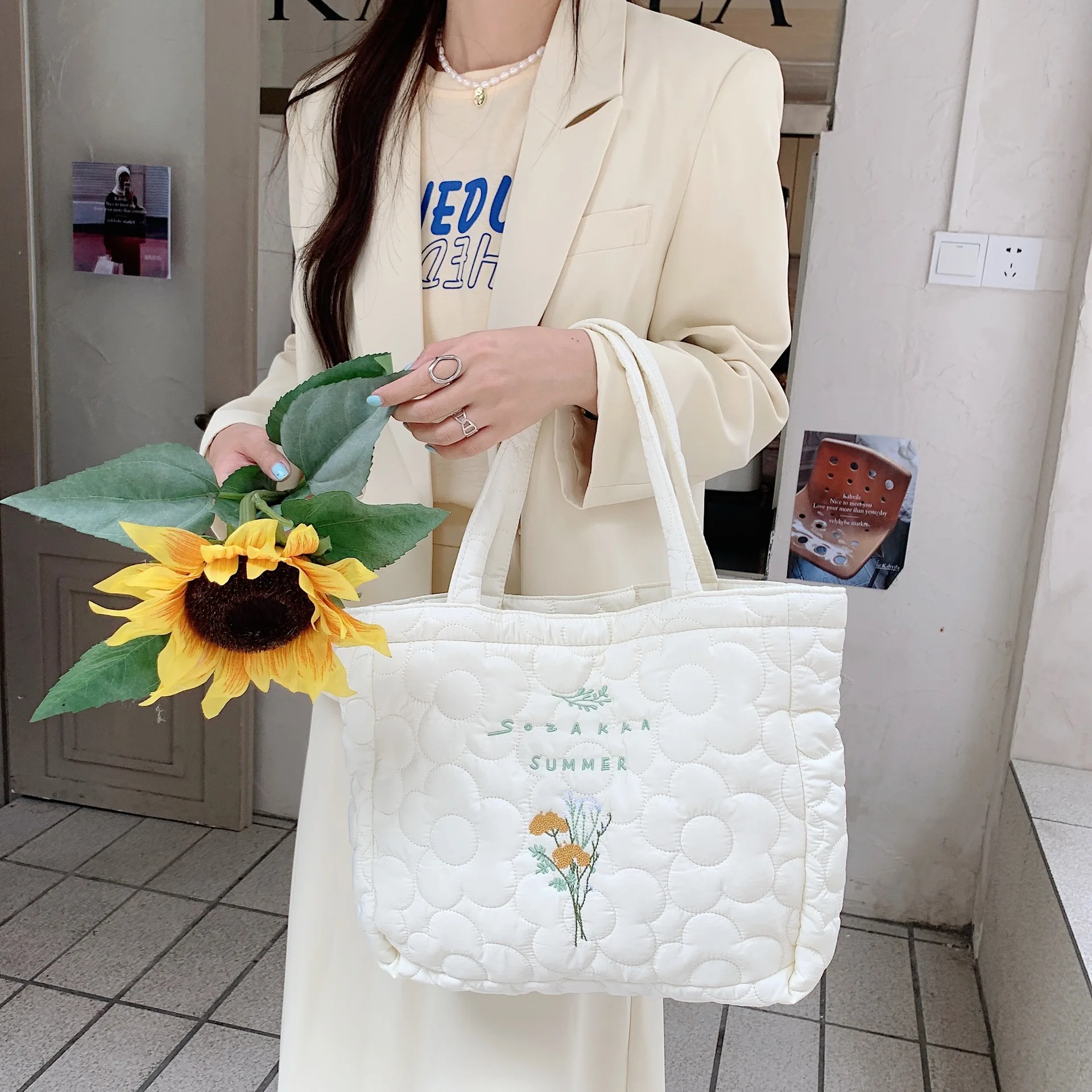 

Fresh flowers hand bagsquilted embroidery hand-held bento bags students go to work bend mommy bags wholesale shopping party bag