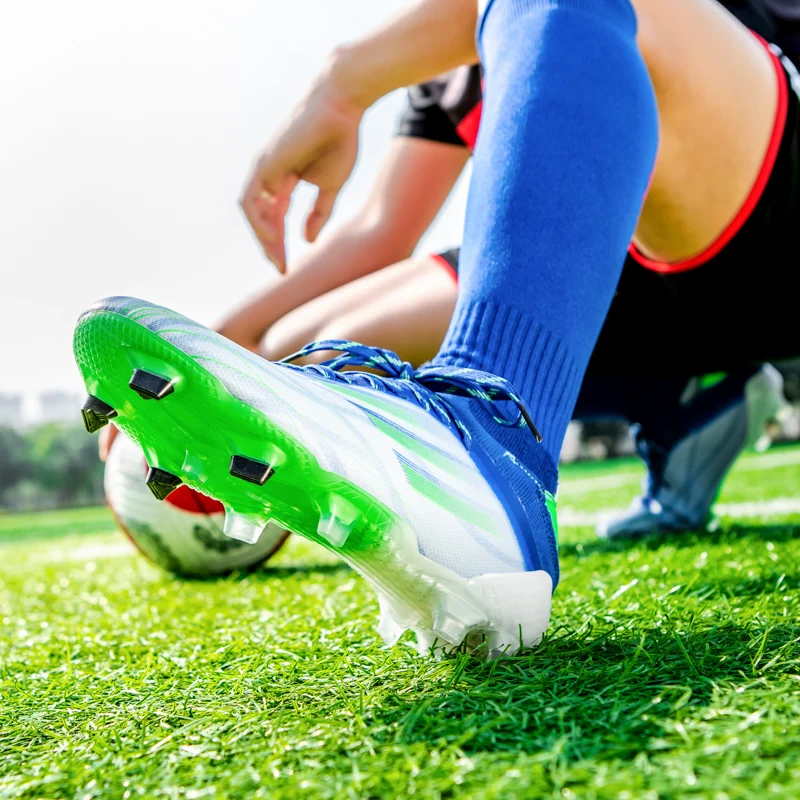 Q2060 High Quality Ultralight Mens Soccer Shoes Non-Slip Turf Soccer Cleats for Kid TF/FG Training Football Boots Chuteira Campo