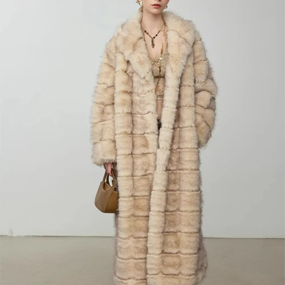 Зимнее абрикосовое пальто с серыми кончиками и тиснением в полоску мягкая